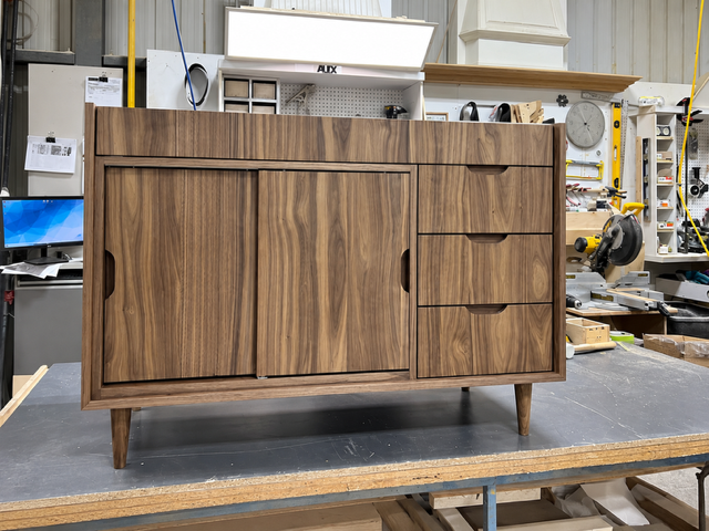 Buffet en noyer style mid-century — fabrication atelier