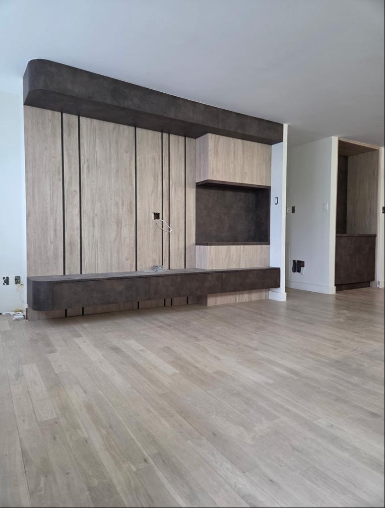 Mur de salon en bois clair avec meuble TV intégré — Module Ultra